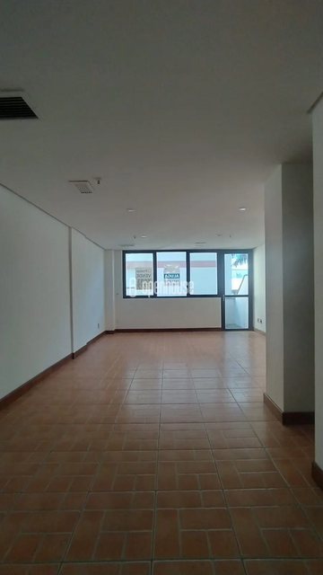 Sala Comercial de 45m² com 2 Vagas de Garagem Cobertas