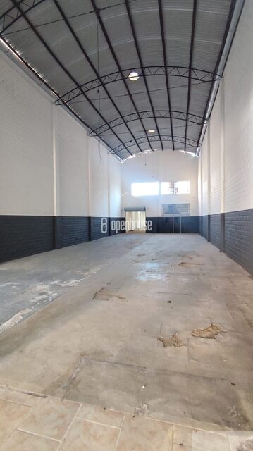 Pavilhão 250m² c/ Escritório e Entrada Caminhão