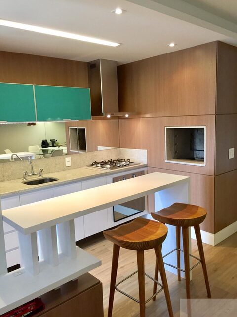 Apartamento 2 dormitórios com suíte 2 vagas de garagem mobiliado